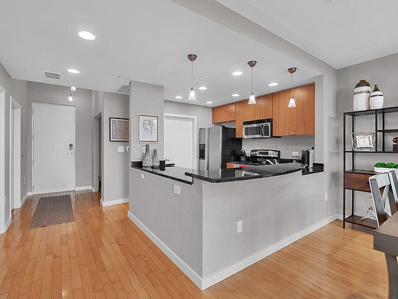 4th image of 525 E Jackson St #Penthouse