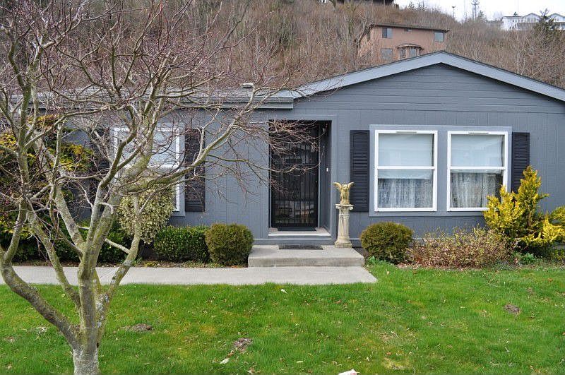 Beautifully landscaped home that's quiet and private.