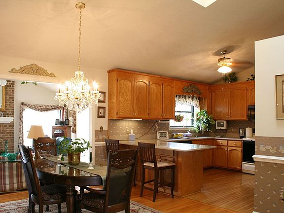 4th image of 243 Jefferson Dr W