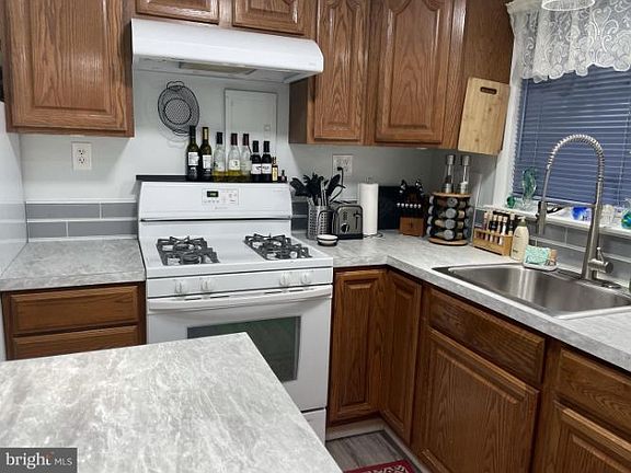 4th image of 734 W Glenwood Ave