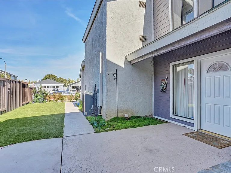 1409 Lakeside Ln — Photo 5