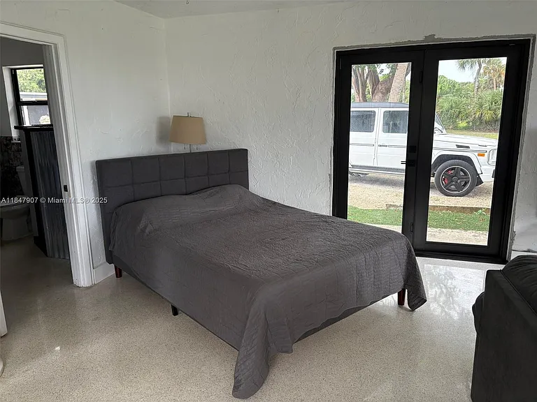 6003 S Indian River Dr — Photo 2