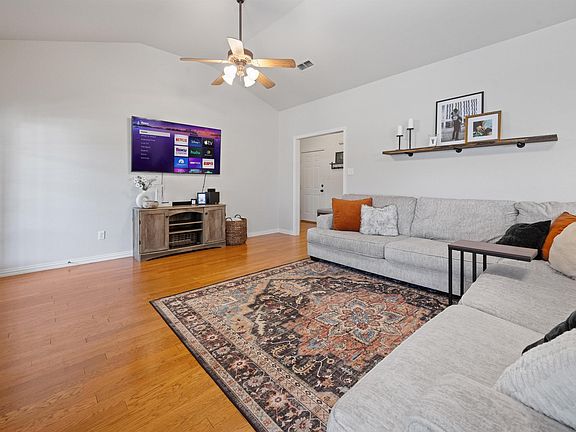 5th image of 312 S Pecan St