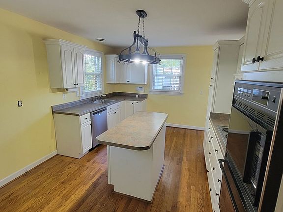 5th image of 107 Lind St