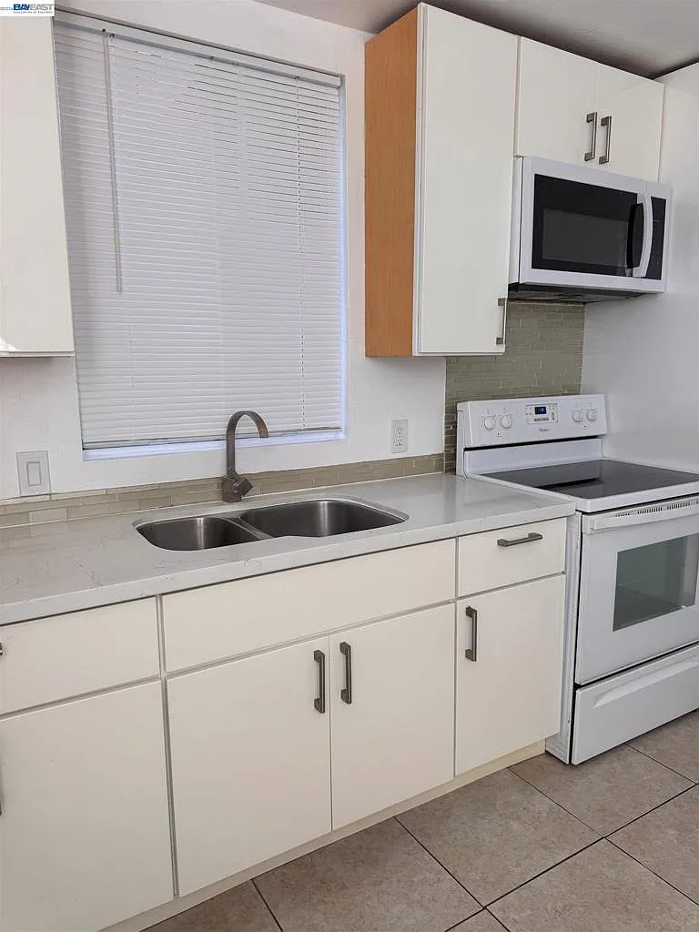 2 bed, 1.0 bath, 725 sqft, $2,295 — Photo 2