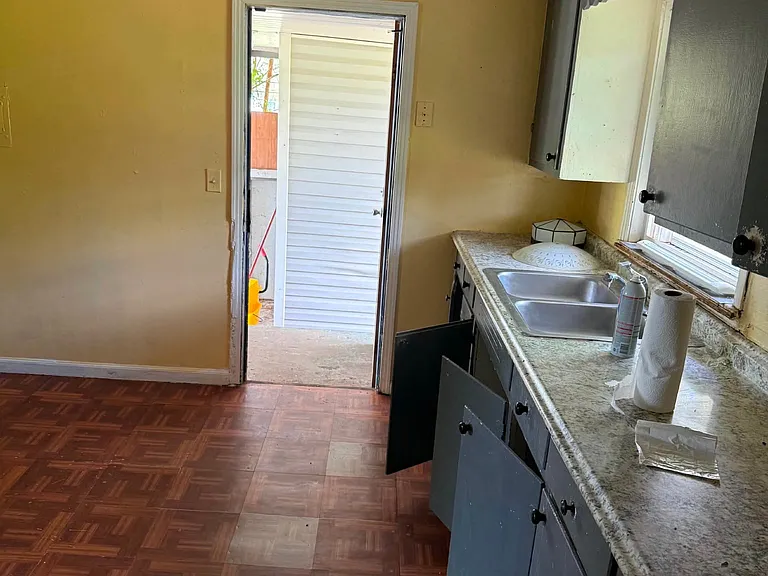 708 W Bell St — Photo 2