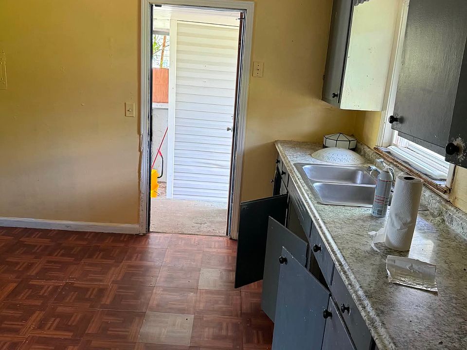 2nd image of 708 W Bell St