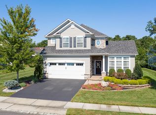 22 E Raphael Ln, Farmingdale, NJ 07727