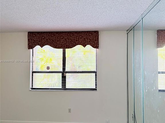 3rd image of 800 NE 199th St APT 101D