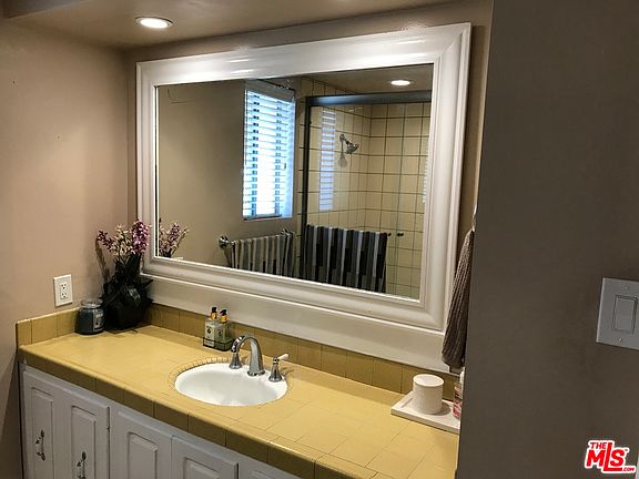 5th image of 203 S Gramercy Pl