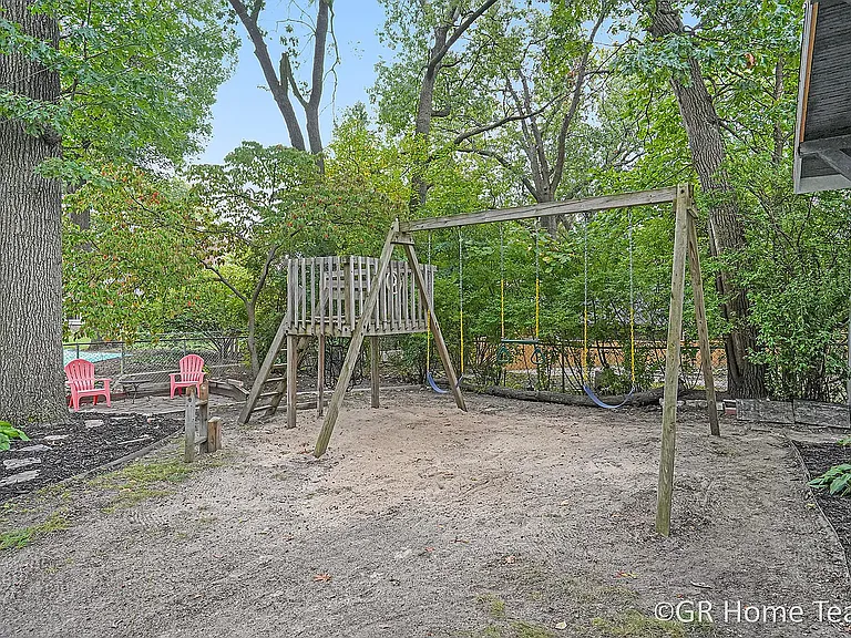 910 Calvin Ave SE — Photo 35