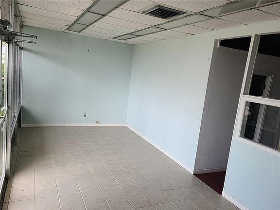5th image of 718 Dallas St