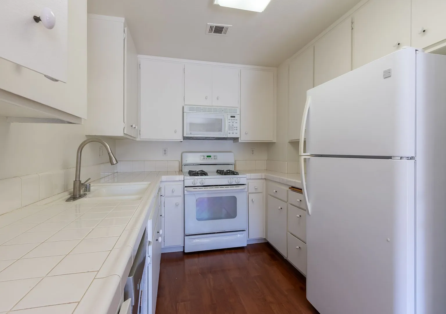 Ventura 2 Bedroom Condo close to Govt Center — Photo 4