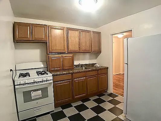5th image of 130 E 18th St APT 4F