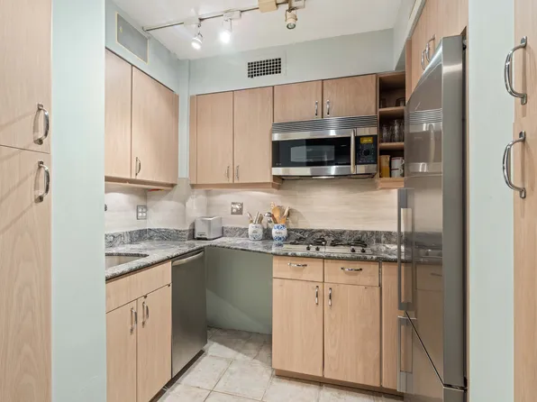 241 East 76th Street 2E image 5 of 6