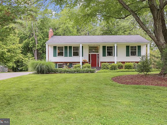 2nd image of 17400 Applewood Ln