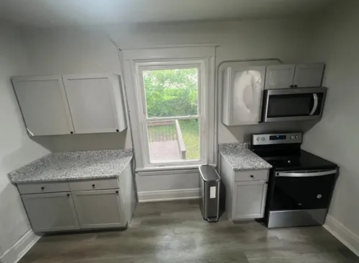245 Helen St — Photo 3