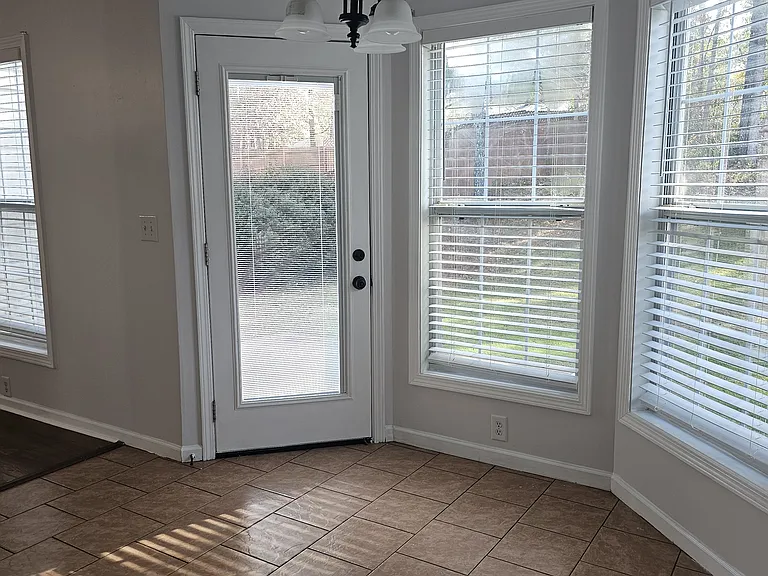340 Circle Rd — Photo 7