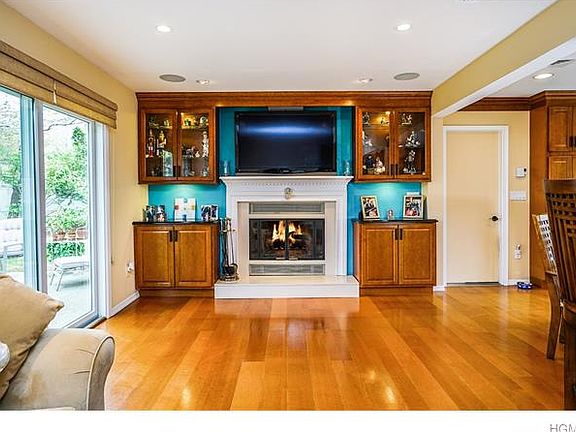 5th image of 370 Heather Ct