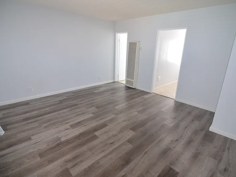 6919 Sepulveda — Photo 15