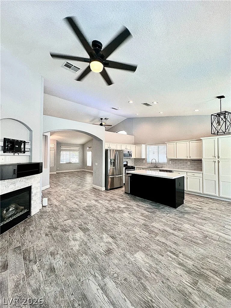 4 bed, 2.0 bath, 1818 sqft, $3,000 — Photo 4