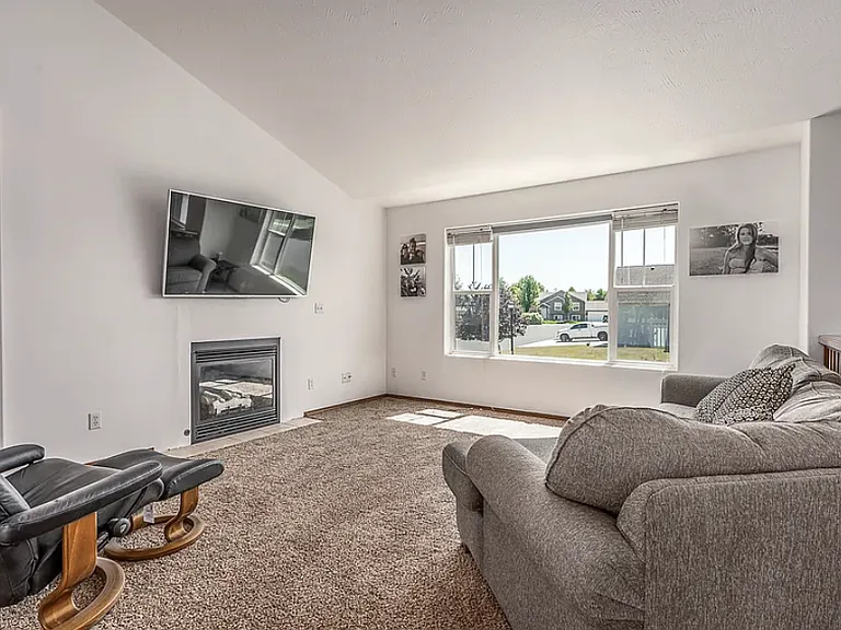 3820 W Jay St — Photo 3