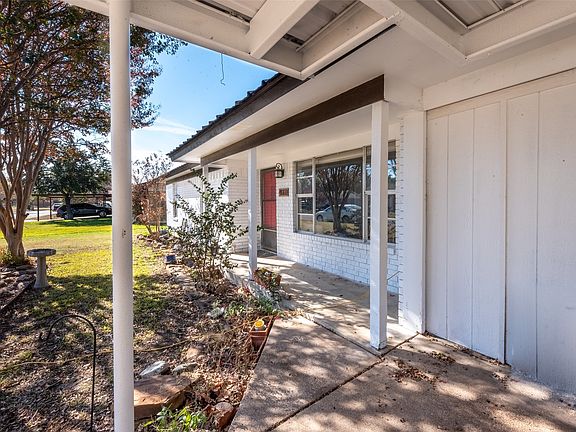 4th image of 403 Sherry Lee Ln
