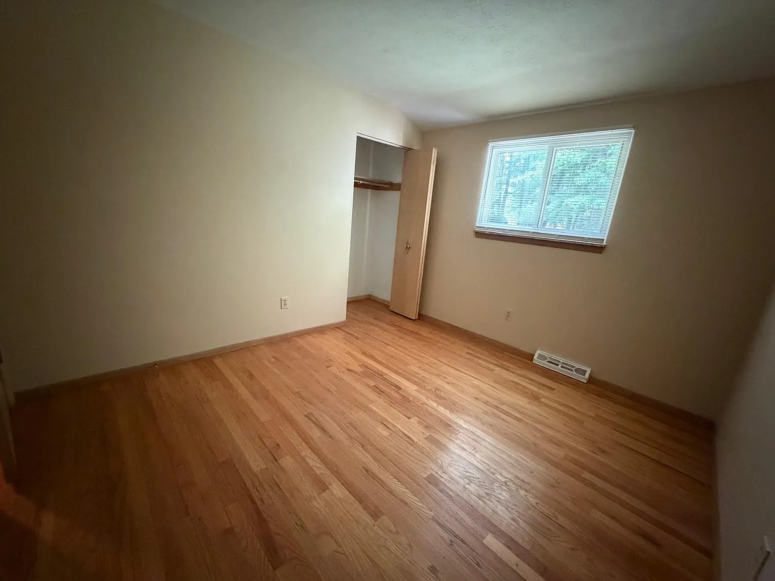 3 bed, 1.5 bath, 1302 sqft, $1,950 — Photo 2