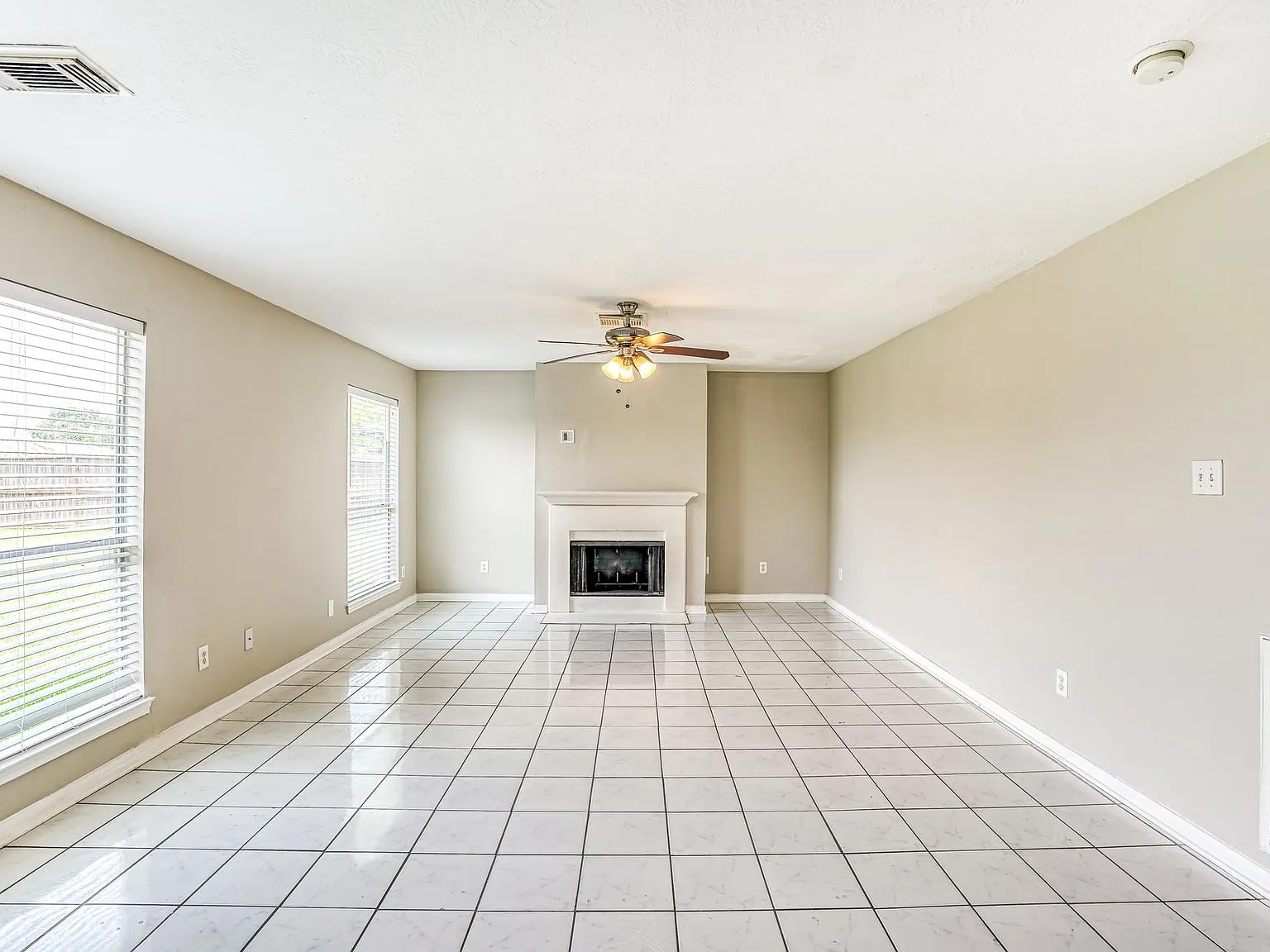 4 bed, 2.5 bath, 2788 sqft, $2,070 — Photo 2
