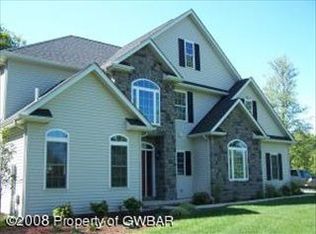 417 Ice Harvest Dr, Mountain Top, PA 18707