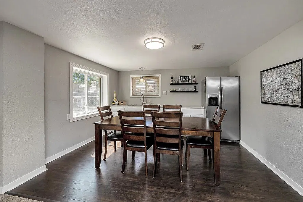 4 bed, 1003 sqft, $1,800 — Photo 2