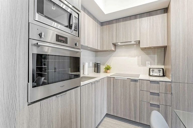 2nd image of 324 Laurier Ave W