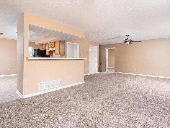 4th image of 379 Michelle Dr