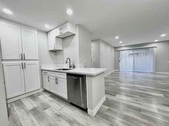 5th image of 806 Coriander Dr Unit E