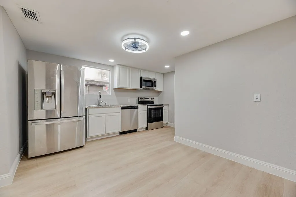 3 bed, 1090 sqft, $1,900 — Photo 2