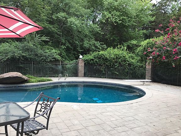 5th image of 304 River Oaks Ln