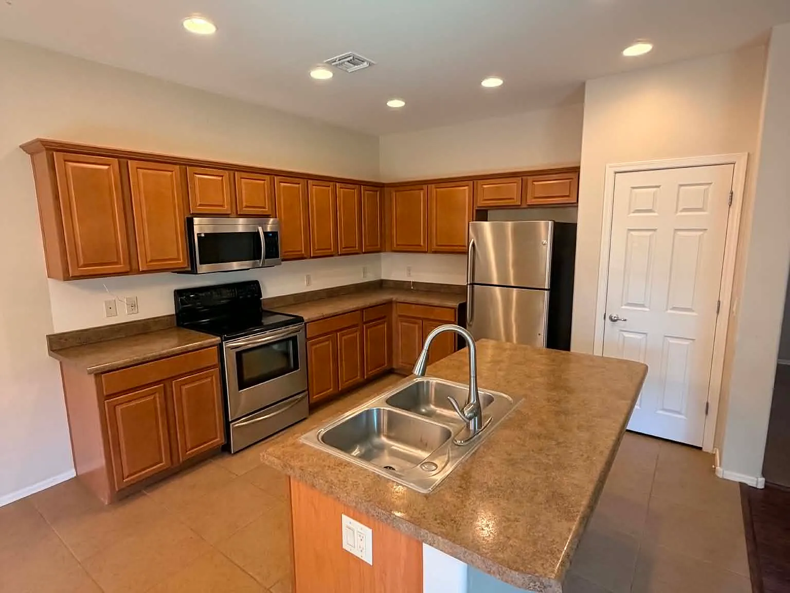 4 bed, 2301 sqft, $2,295 — Photo 3