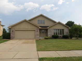 1227 Newbridge Dr, Lockport, IL 60441