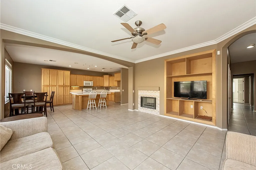 5 bed, 2832 sqft, $3,800 — Photo 3
