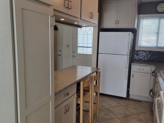 5th image of 1403 Oakwood Dr APT 5