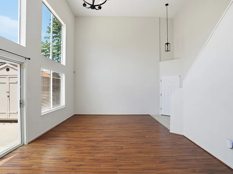 419 Pioneer Ave — Photo 4