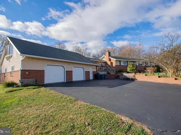 115 Dove Ln, Falling Waters, WV 25419