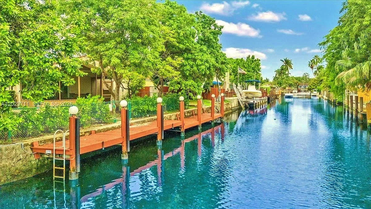 Hollywood Isles Add — Photo 4