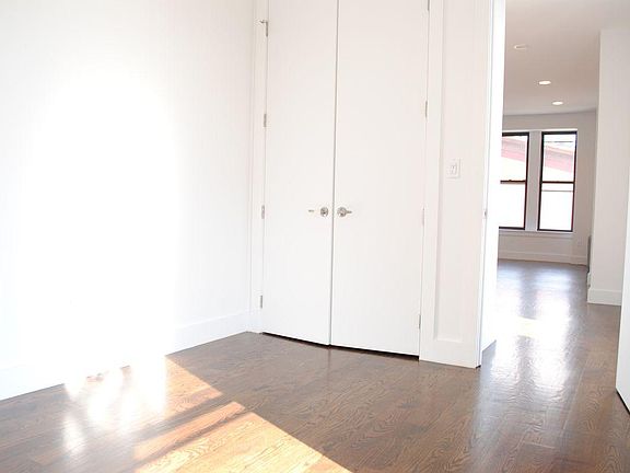 3rd image of 68 Putnam Ave