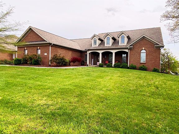 2nd image of 208 Twin Pines Ln