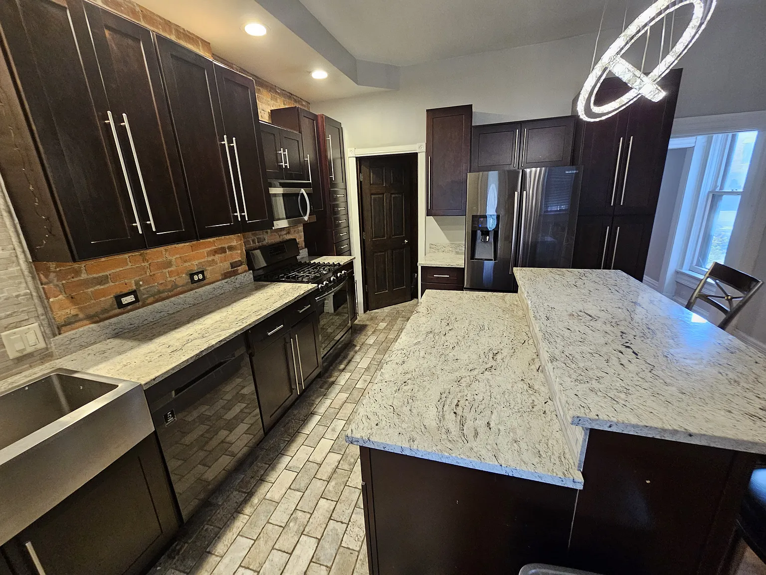 2 bed, 1024 sqft, $1,900 — Photo 2