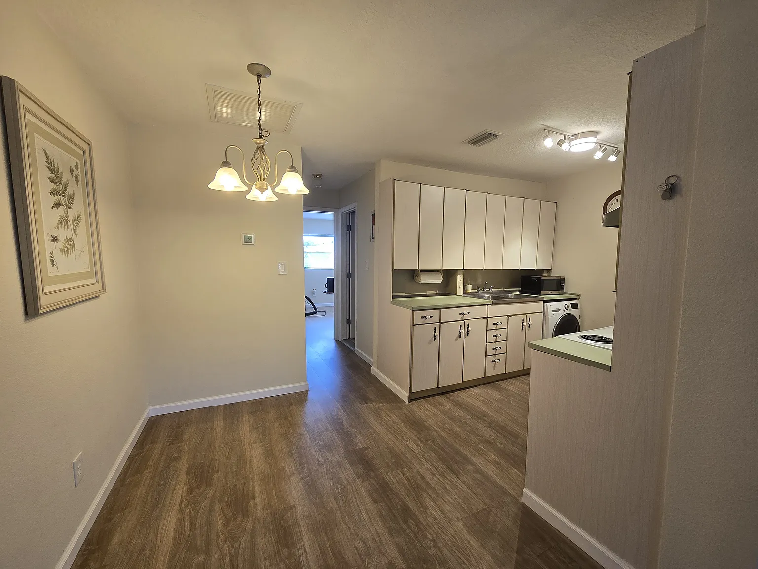 1 bed, 672 sqft, $1,045 — Photo 4