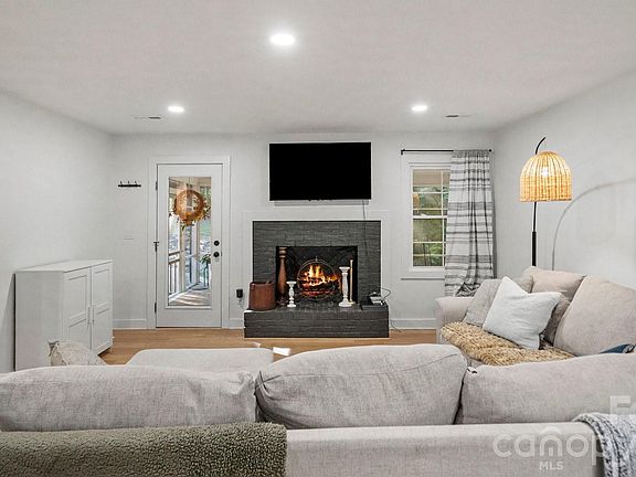5th image of 215 Ridgewood Dr