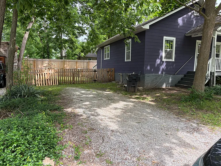 208 Melbourne St — Photo 2