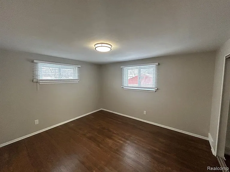 4472 Buchanan Ave — Photo 9